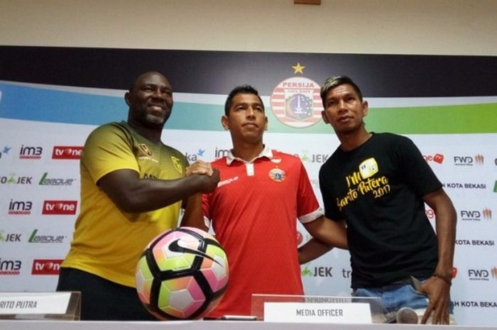 Jacksen F Tiago (kiri) berfoto dengan Stefano Cugurra Teco (tengah) di Stadion Patriot, Bekasi, Jumat (21/4/2017), menjelang partai Liga 1 antara Persija Jakarta dan Barito Putera.