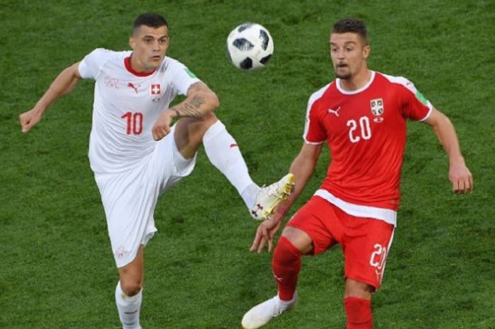 Granit Xhaka dan Sergej Milinkovic-Savic berebut bola pada pertandingan Serbia vs Swiss di Kaliningrad, 22 Juni 2018. 