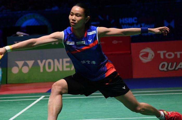   Pebulu tangkis tunggal putri Taiwan, Tai Tzu Ying, mengembalikan kok dari sang lawan, Chen Yufei (China), pada laga babak semifinal turnamen All England Terbuka 2018 di Arena Birmingham, Birmingham, Inggris, Sabtu (17/3/2018).  