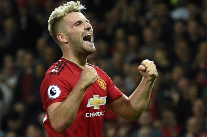 Bek sayap Manchester United, Luke Shaw, melakukan selebrasi setelah mencetak gol ke Leicester City pada laga perdana Liga Inggris di Stadion Old Traffrod, Jumat (10/8/2018) waktu setempat.