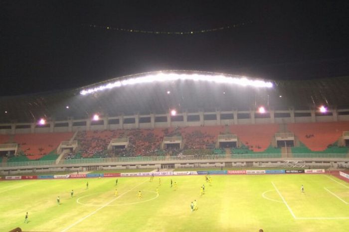PS TNI menjamu Bhayangkara FC pada partai tunda pekan 20 Liga 1 di Stadion Pakansari, Bogor, Minggu (3/9/2017). 