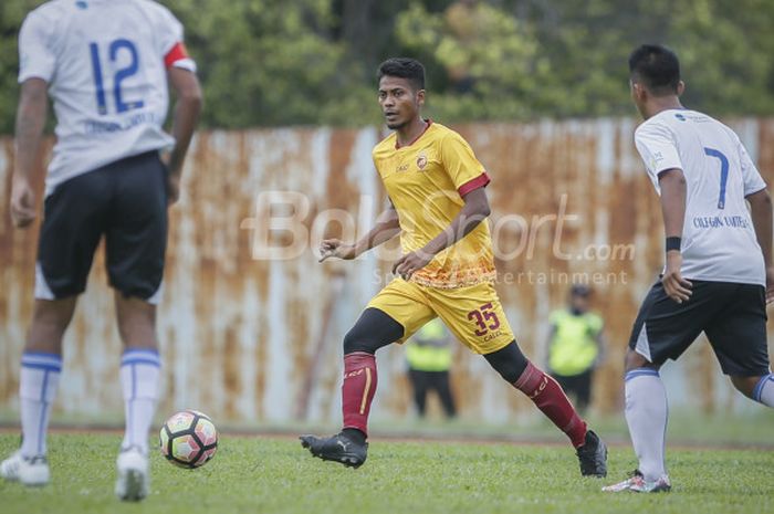 Gelandang Sriwijaya FC, Zulfiandi saat timnya dijamu Cilegon United pada uji coba di Stadion Krakatau Steel, Kamis (11/1/2018).