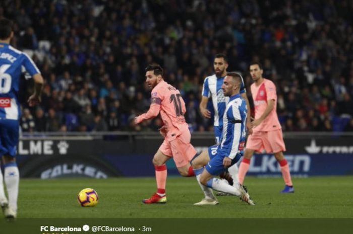 Megabintang FC Barcelona, Lionel Messi (tengah), beraksi dalam laga Liga Spanyol melawan Espanyol.