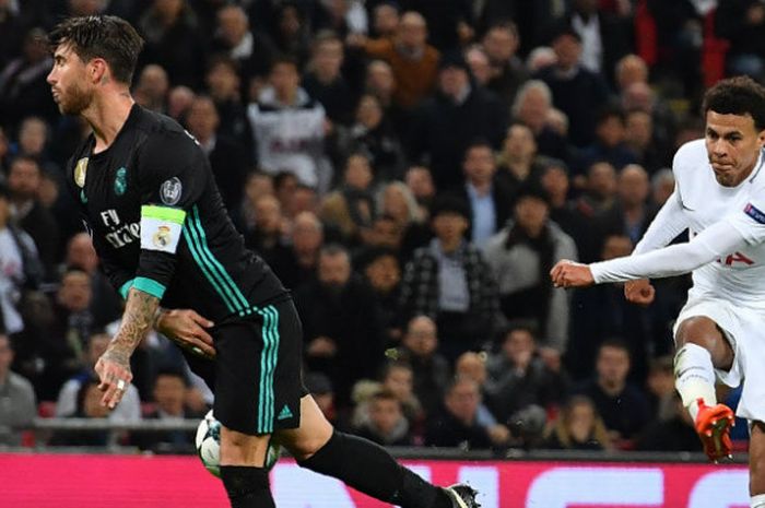 Bek Real Madrid, Sergio Ramos, dalam laga kontra Tottenham Hotspur di Stadion Wembley, Rabu (1/11/2017)