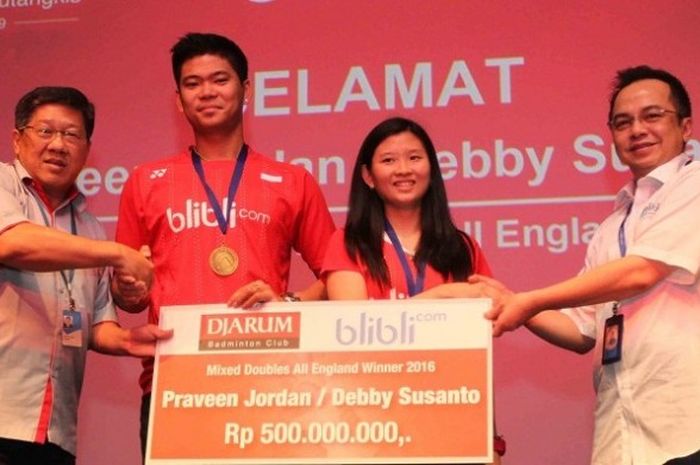 Pasangan ganda campuran Indonesia, Praveen Jordan/Debby Susanto, mendapat apresiasi dari Djarum Foundation total Rp 500 juta atas prestasi mereka sebagai Juara All England 2016 di Plasa Senayan, Jakarta, Selasa (22/3/2016).