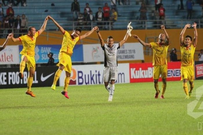 Para pemain Sriwijaya FC seusai mengalahkan Persipura di Stadion Jakabaring, Palembang pada Minggu (3/7/2016) malam. 