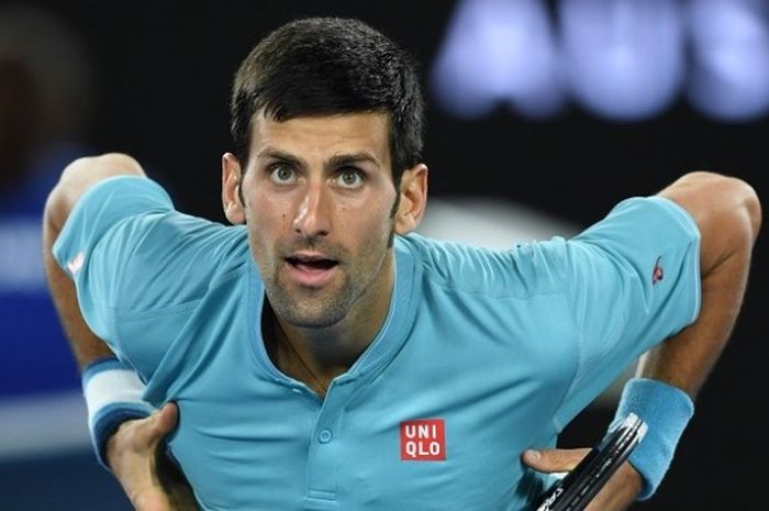 Petenis putra Serbia, Novak Djokovic, merayakan kemenangan atas Fernando Verdasco (Spanyol) dengan  6-1, 7-6, 6-2 pada laga babak pertama Australia Terbuka  yang berlangsung di Rod Laver Arena, Melbourne Park, Selasa (17/1/2017).