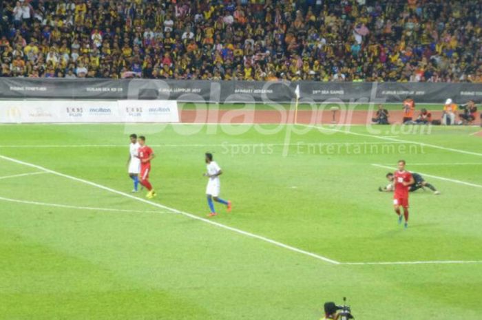 Laga semifinal SEA Games 2017 antara timnas Indonesia dan Malaysia disaksikan dari tribune media Stadion Shah Alam, Minggu (26/8/2017).
