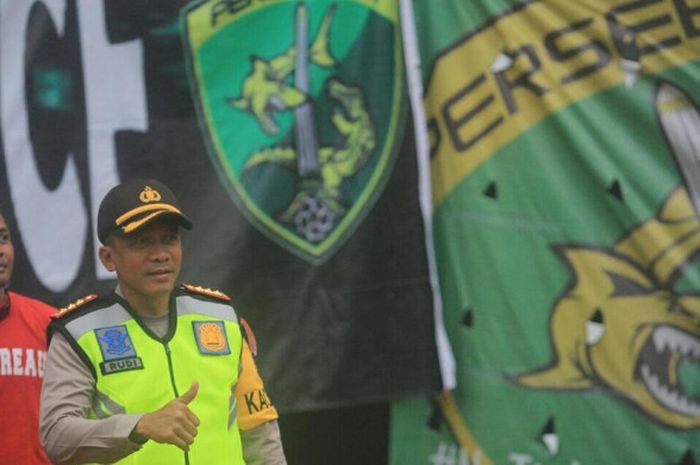 Kapolrestabes Surabaya Kombes Pol Rudi Setiawan saat bertemu bonek di Gelora Bung Tomo Surabaya, Jawa Timur (10/01/2018) Sabtu sore.  