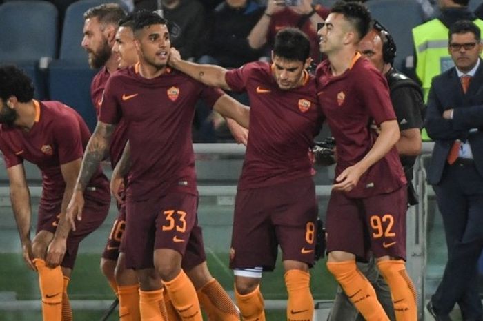 Gelandang AS Roma, Stephan El Shaarawy (92), merayakan gol yang ia cetak ke gawang Juventus bersama rekan-rekannya dalam pertandingan Liga Italia 2016-2017 di Stadion Olimpico, Roma, Italia, pada Minggu (14/5/2017).