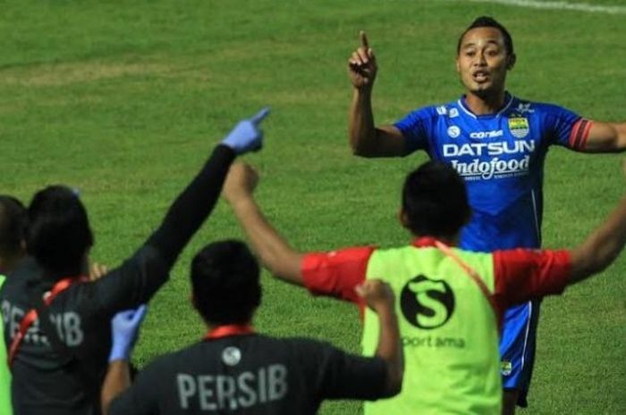 Kapten sekaligus winger Persib, Atep disambut ofisial timnya seusai mencetak gol pertama ke gawang Mitra Kukar di Stadion GBLA, Kota Bandung, Sabtu (18/6/2016) malam. 