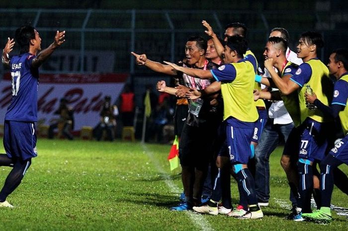 Bek Arema Cronus, Ahmad Alfarizi, merayakan gol bersama rekan-rekannya saat melawan Madura United di Stadion Kanjuruhan Malang, Jawa Timur, pada Jumat (02/09/2016).