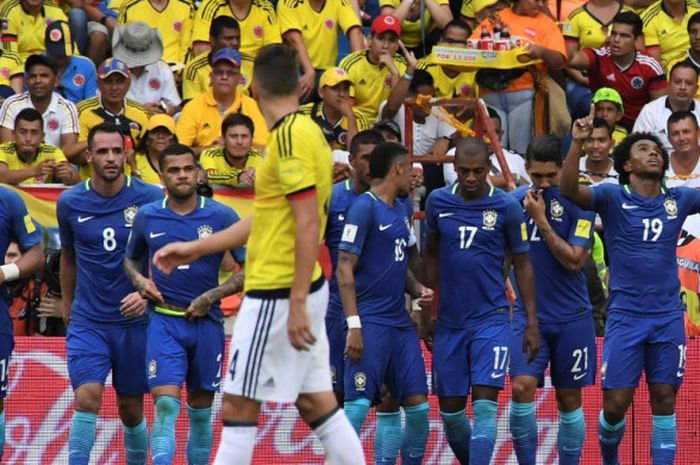 Pemain Brasil, Willian (kanan), merayakan gol yang dia cetak ke gawang Kolombia dalam laga Kualifikasi Piala Dunia 2018 zona Amerika Selatan di Stadion Metropolitano Roberto Melendez, Barranquilla, pada 5 September 2017.