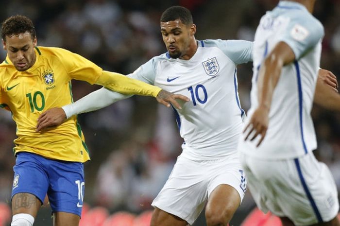           Penyerang Brasil, Neymar (kiri), berduel dengan gelandang Inggris, Ruben Loftus-Cheek, dalam laga persahabatan di Stadion Wembley, London, Inggris, pada 14 November 2017.          