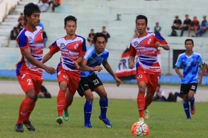 Pemain Madiun Putra (biru) dijaga tiga pilar PSBI pada laga di Stadion Wilis, Madiun, Sabtu (14/5/2016). 