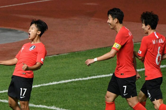    Selebrasi pesepak bola Korea Selatan Lee Seungwoo (kiri) saat babak 16 besar pada Asian Games 2018 di Stadion Wibawa Mukti, Cikarang, Jawa Barat, Kamis (23/8).    