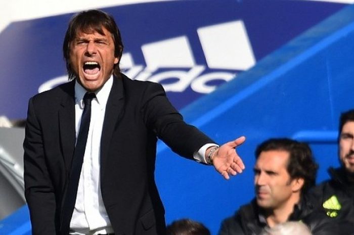 Manajer Chelsea, Antonio Conte, menyampaikan instruksi kepada para pemainnya dalam laga Premier League kontra Leicester City, di Stadion Stamford Bridge, Sabtu (15/10/2016).