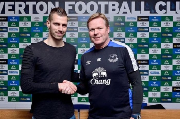Morgan Schneiderlin (kiri) berfoto dengan manajernya di Everton, Ronald Koeman, pada Kamis (12/1/2017). 