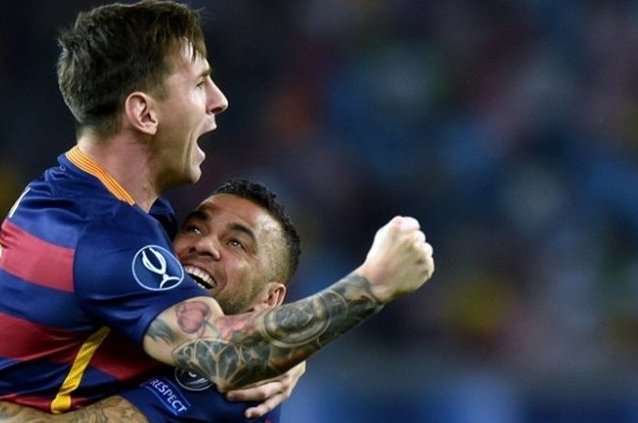 Bek Barcelona, Dani Alves (kanan), memeluk rekan setimnya, Lionel Messi, pada laga Piala Super Eropa kontra Sevilla di Tbilisi, 11 Agustus 2015.