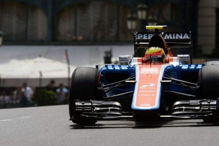 Pebalap Manor Racing asal Indonesia, Rio Haryanto, memacu MRT05 di sirkuit jalan raya Monte Carlo pada sesi latihan GP Monaco, Kamis (26/5/2016).