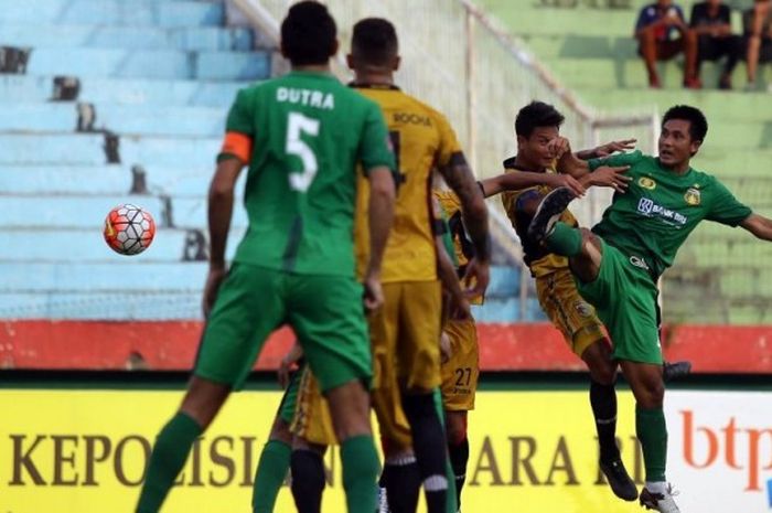 Pemain Bhayangkara FC, Suroso, beraksi pada laga Torabika Soccer Championship 2016 kontra Mitra Kukar pada 6 November 2016.