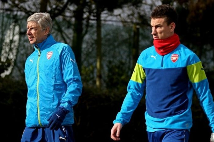 Manajer Arsenal, Arsene Wenger (kiri), tiba di London Colney, St. Albans, Inggris, bersama Laurent Koscielny untuk menjalani sesi latihan klub, 24 Februari 2015.