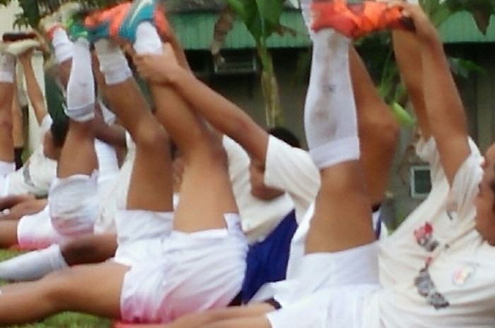 Latihan pemulihan kondisi pemain Semen Padang di lapangan komplek PT Semen Padang, Indarung, Padang.     