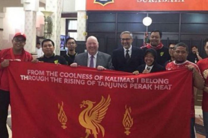 Walikota Liverpool, Joe Anderson (tengah), berpose dengan pendukung Liverpool di Surabaya, Jawa Timur.