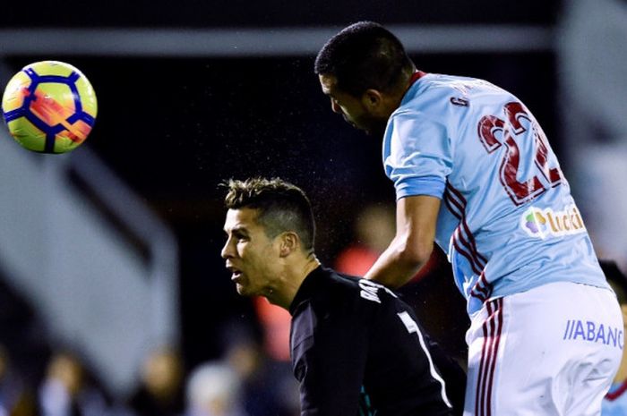 Megabintang Real Madrid, Cristiano Ronaldo (kiri), berduel dengan bek Celta Vigo, Gustavo Cabral, dalam laga Liga Spanyol di Stadion Balaidos, Vigo, pada 7 Januari 2018.