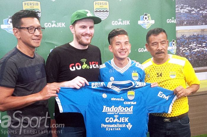 Direktur PT PBB, Teddy Tjahyono (kiri), Brand Director Go-Jek, Piotr Jakubowski, gelandang Persib , Kim Jeffrey dan manajer Persib, Umuh Muchtar (kanan) berfoto bersama di Graha Persib, Kamis (19/4/2018).