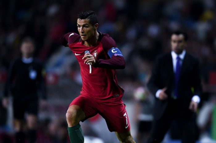 Aksi Cristiano Ronaldo bersama Portugal dalam laga Kualifikasi Piala Dunia 2018 melawan Andorra di Stadion Municipal de Aveiro, Portugal, 7 Oktober 2016.
