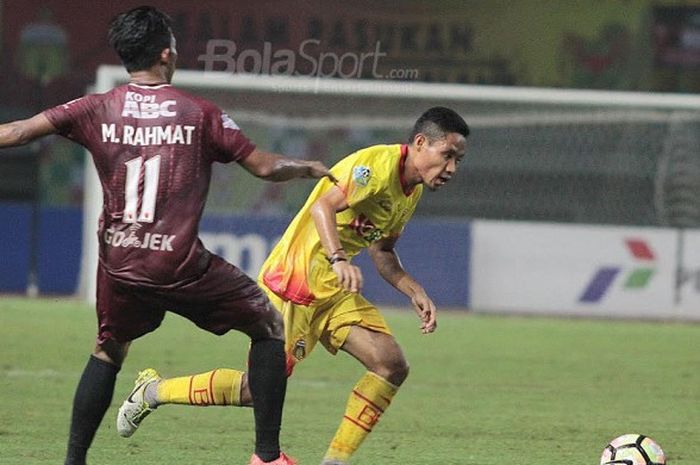 Gelandang Bhayangkara FC Evan Dimas dijegal pemain PSM Makassar M Rahmat saat menggiring bola di Stadion Patriot, Kamis (19/10/2017)