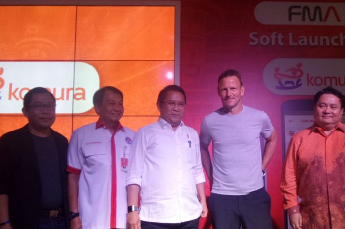 Mantan pemain timnas Inggris, Teddy Sheringham, berpose bersama Faizal Aidputra, Vice President of Business Development FMA dan CEO Komura pada acara launching aplikasi Komura di Jakarta, Kamis (3/5/2018).