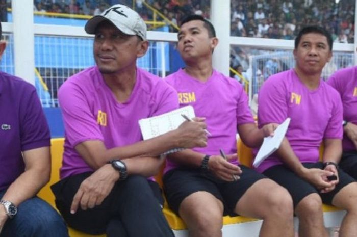 Manajer Sriwijaya FC, Ucok Hidayat (kanan) bersama Pelatih Rahmad Darmawan (bertopi), pelatih fisik, Rasiman dan jajaran staf pelatih.