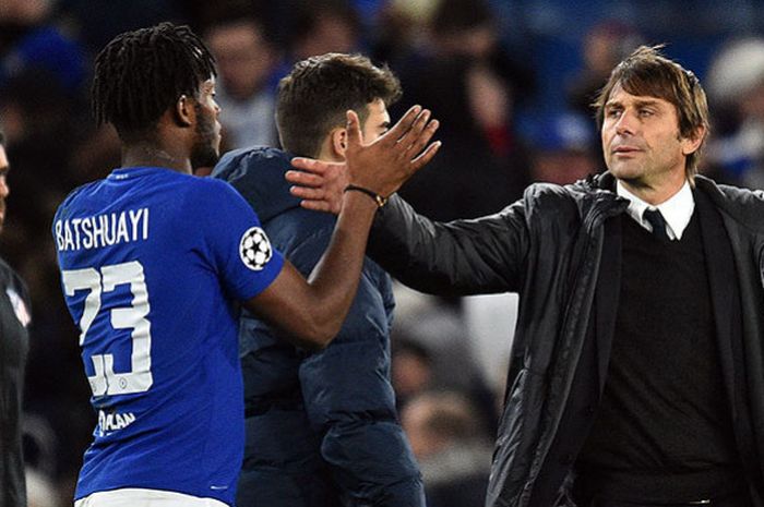 Striker Chelsea, Michy Batshuayi (kiri), disambut pelatih Antonio Conte usai laga melawan Atletico Madrid dalam laga Grup C Liga Champions di Stadion Stamford Bridge, London, pada 5 Desember 2017.