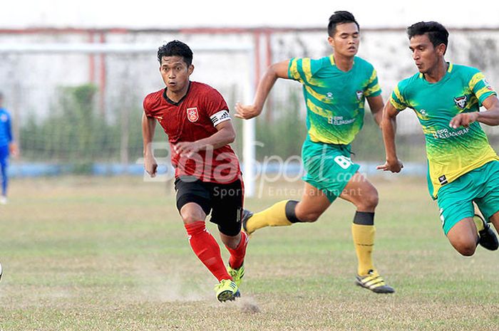 Kapten tim PS Mojokerto Putra, Indra Setiawan (kiri), adu lari dengan pemain Madura FC pada laga pekan ke-10 Liga 2 2018 putaran 1 di Stadion Gajahmada Mojosari, Jawa Timur, Rabu (25/07/2018) sore.