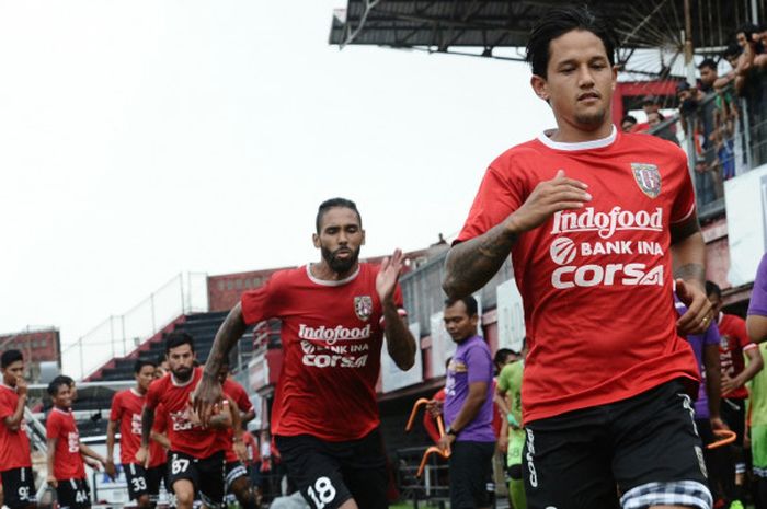 Penyerang Bali United, Irfan Bachdim (depan) dalam sesi latihan di Stadion Kapten I Wayan Dipta, Gianyar, Sabtu (6/1/2018) sore. 
