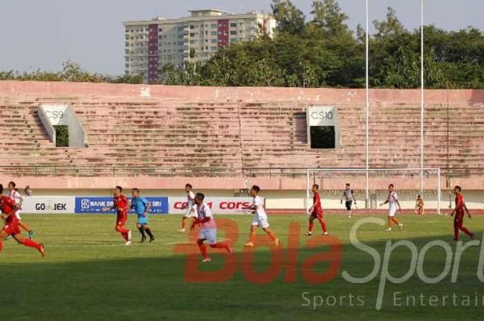 Pertandingan Persis Solo vs Sragen United di Liga 2 yang berlangsung tanpa penonton di Stadion Manahan, Solo, pada MInggu (30/7/2017).