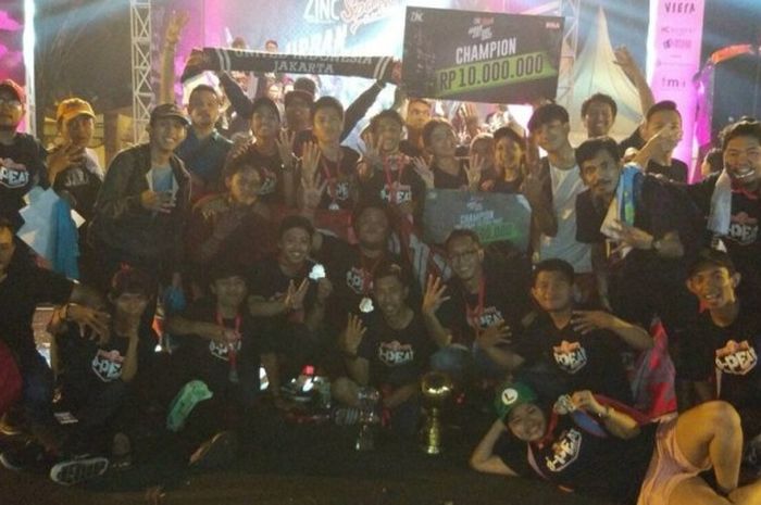 Selebrasi United Indonesia seusai menjadi juara umum Zinc BOLA Sports Race 2016 di Taman Mini Indonesia Indah, Minggu (27/11/2016).