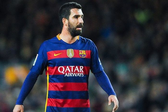 Aksi Arda Turan dalam laga Barcelona lawan Espanyol di babak 16 besar Copa del Rey, 6 Januari 2016.