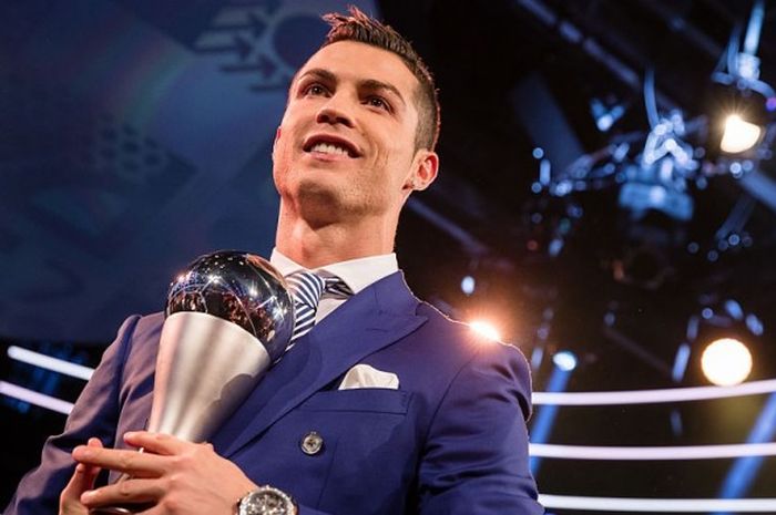 Pemain Real Madrid, Cristiano Ronaldo, menerima penghargaan Pemain Pria Terbaik FIFA 2016 di Zurich, Swiss, Senin (9/1/2017) waktu setempat. 