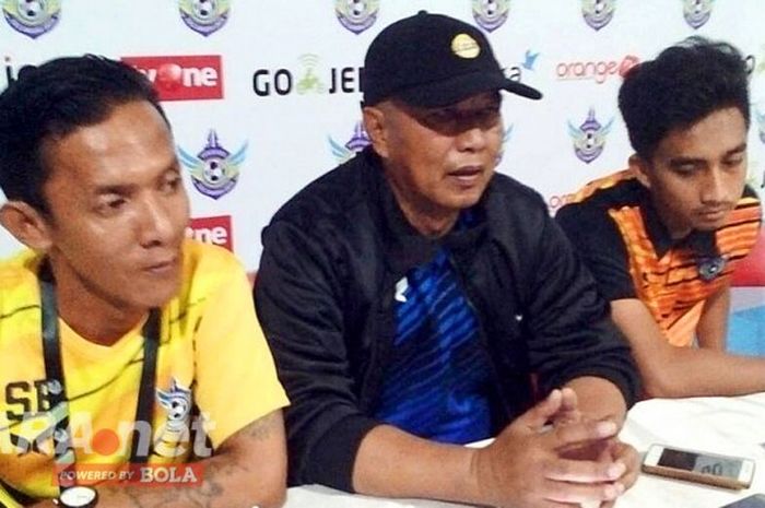 Pelatih Persegres, Hanafi (kedua dari kiri), dan gelandang Persegres, Fitra Ridwan saat jumpa awak media usai pertandingan, Jumat (12/5/2017) di Stadion Petrokimia Gresik.