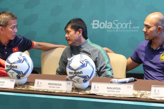  Pelatih timnas U-19 Indonesia, Indra Sjafri (tengah), bersama asisten pelatih timnas U-19 Malaysia dan pelatih timnas Vietnam pada sesi konferensi pers jelang Piala AFF U-19 di Surabaya, Sabtu (30/6/2018). 