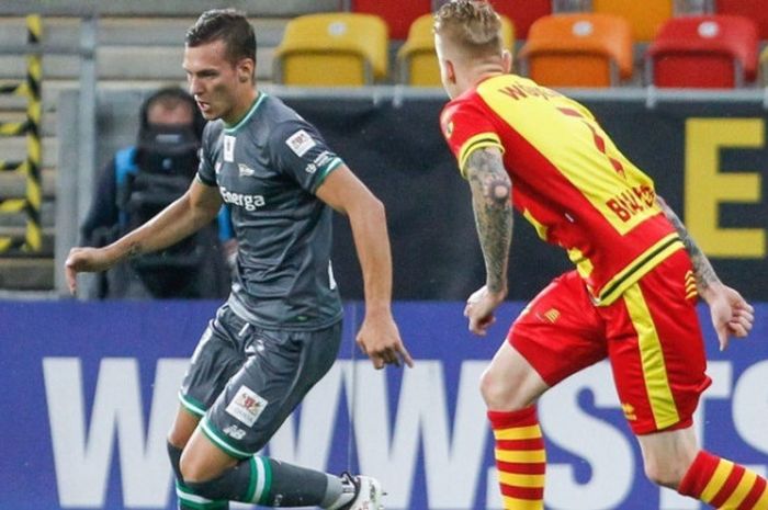 Bek Lechia Gdansk, Pawel Stolarski, berduel dengan pemain Jagiellonia Bialystok pada laga perdana Ekstraklasa 2018-2019, 20 Juli 2018 waktu setempat atau 21 Juli dini hari WIB.