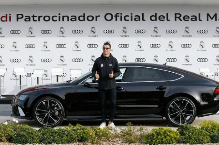 Megabintang Real Madrid, Cristiano Ronaldo, menerima mobil dari Audi