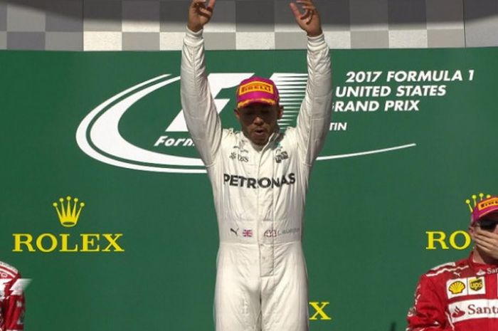 (dari ki-ka) Sebastian Vettel, Lewis Hamilton, dan Kimi Raikkonen berhasil berdiri di atas podium pada gelaran F1 GP Amerika Serikat yang diadakan pada Minggu (22/10/2017).