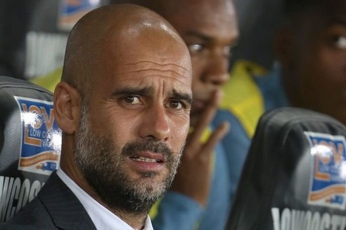 Manajer Manchester City, Josep Guardiola, mendampingi timnya pada laga Premier League kontra Swansea City di Stadion Liberty, Sabtu (24/9/2016).