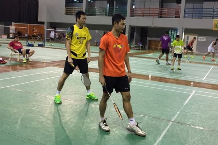 Pemain ganda putra Indonesia, Hendra Setiawan (kiri) dan Kenas Adi Haryanto, bersiap menerima servis dari Tan Boon Heong (Malaysia)/Giovani Dicky Oktavan (Indonesia) pada sesi latihan di Hall Bulu Tangkis Cipayung, Jakarta Timur, Rabu (18/1/2017).