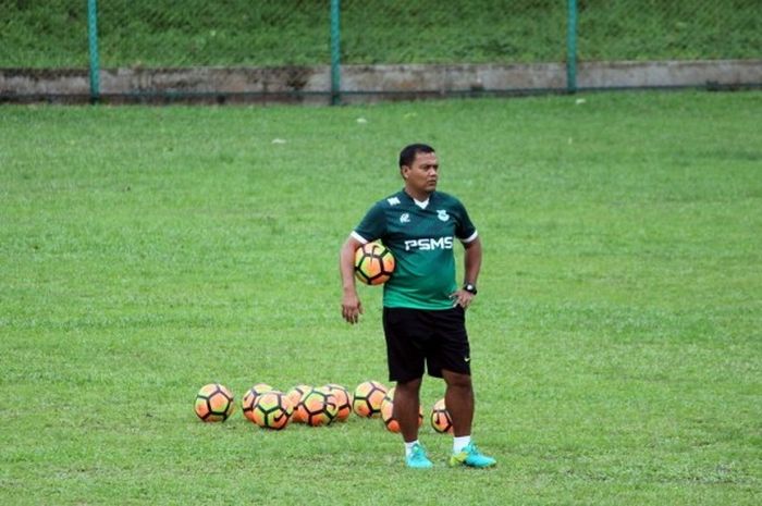 Ekspresi pelatih PSMS Medan, Mahruzar Nasution, saat memimpin latihan tim di Stadion Mini Kebun Bunga, Medan.