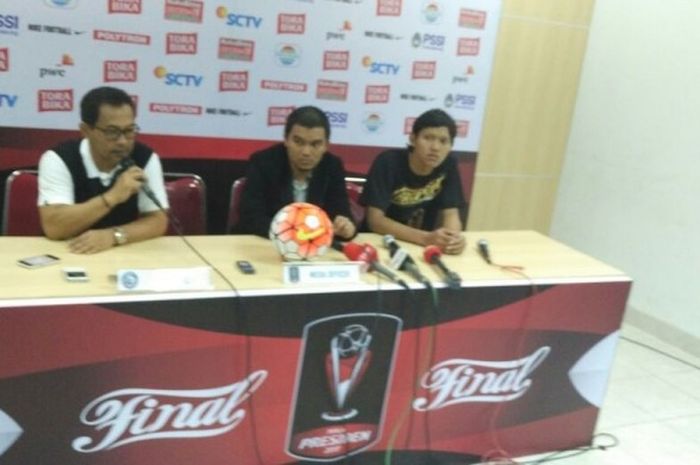 Pelatih Arema FC, Aji Santoso, dan pemain Arema, Adam Alis (kanan), berbicara di depan media seusai laga final Piala Presiden 2017 di Stadion Pakansari, Cibinong, Kab Bogor, pada Minggu (12/3/2017).